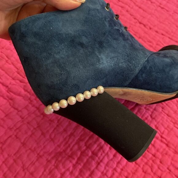 Chanel suede gros-grain pearl lace up booties, 38,5( 8) - Picture 7 of 14